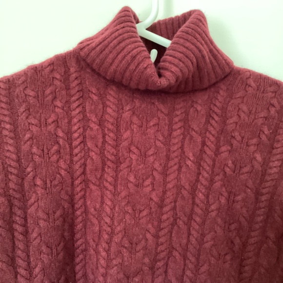 Vintage Maroon cashmere turtleneck sweater size small - Picture 3 of 3